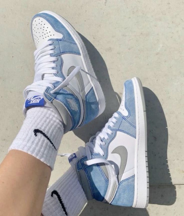 Jordan 1 High Hyper Royal